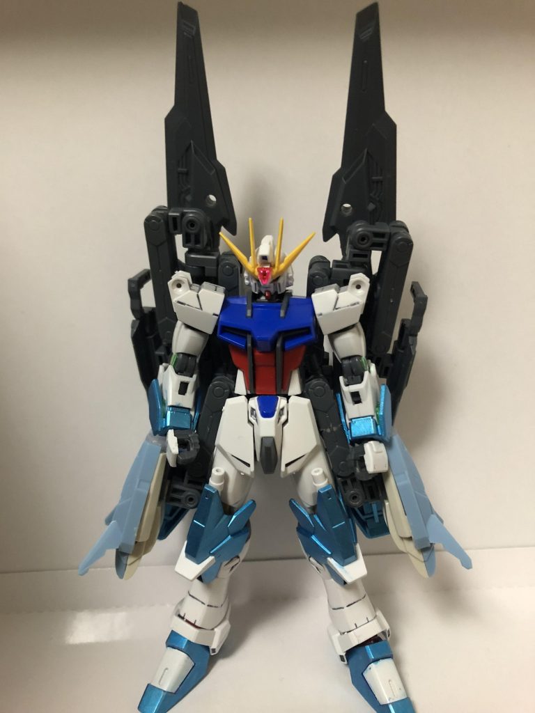 この形態はドラグーンパック装備型です
装備はバックパックの小型の銃とライフルビットサーベルビットとビームマグナムが追加されてます