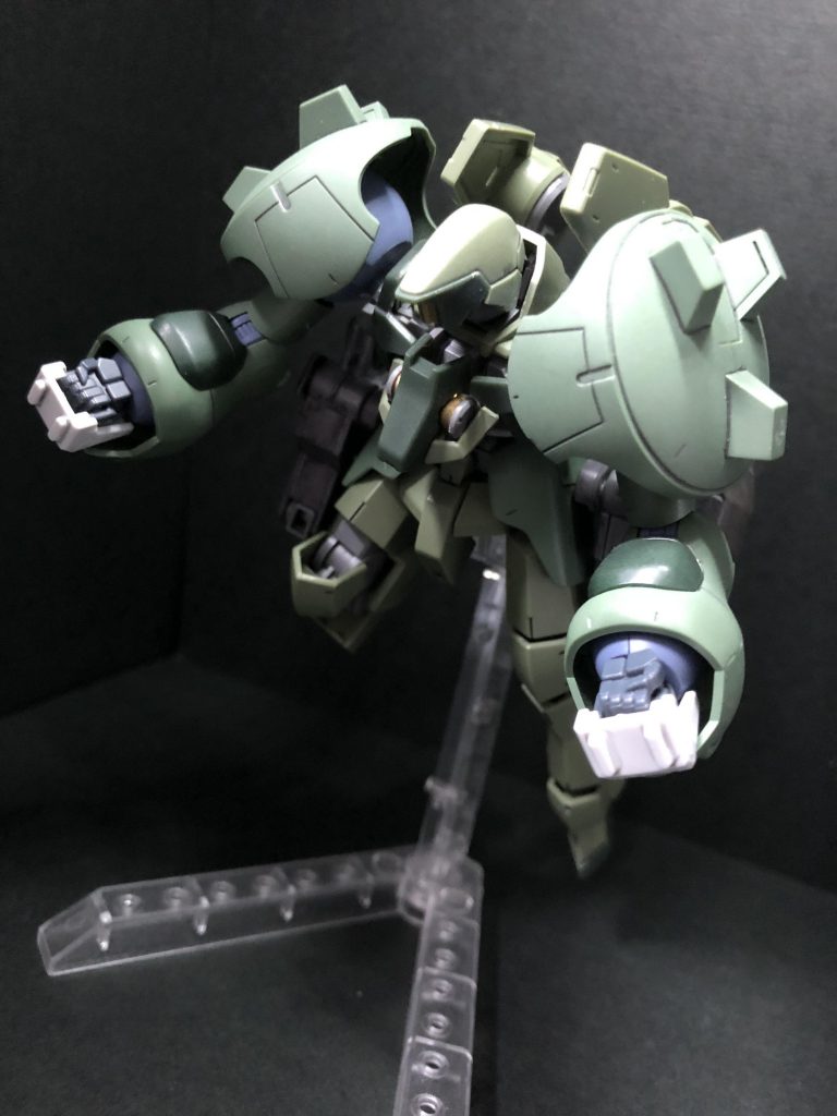 全ての敵を両腕で粉砕するのみ!信じるは我が拳のみよ!!…みたいな笑
百錬の近接武装ナックルガードを唯一の武装としている。これには放電機構があり、インパクトの瞬間に電気ショックを与え、一時的に攻撃対象の動きを止める事が出来る。