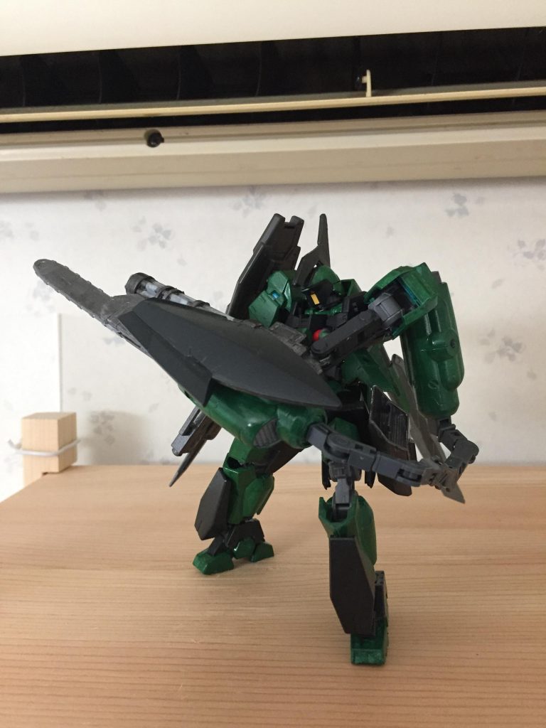 力技で両断だ!
大きなチェーンソーで装甲ごと削り切断!
余談ですが、塗装分武装の重量上がったのか塗装前より保持力落ちちゃったんですよね…。