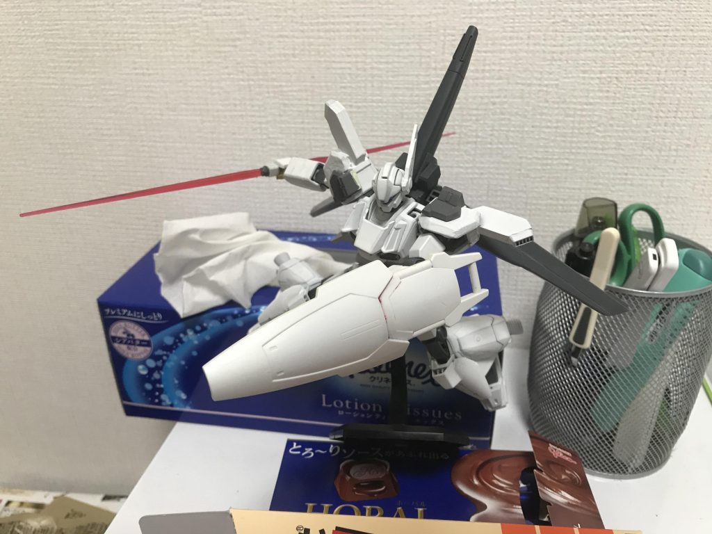 抜刀しながら突っ込んで接近戦を挑む感じで。サーベルは上下からビーム刃が出ます。