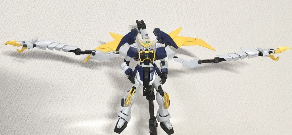 ドラゴンハング最大延長状態
MSの全長を超えるリーチがあります。
流石にこれだけの重さを肩のポリキャップだけでは支えきれなくて撮影時は腰に手を当てて押さえてます。