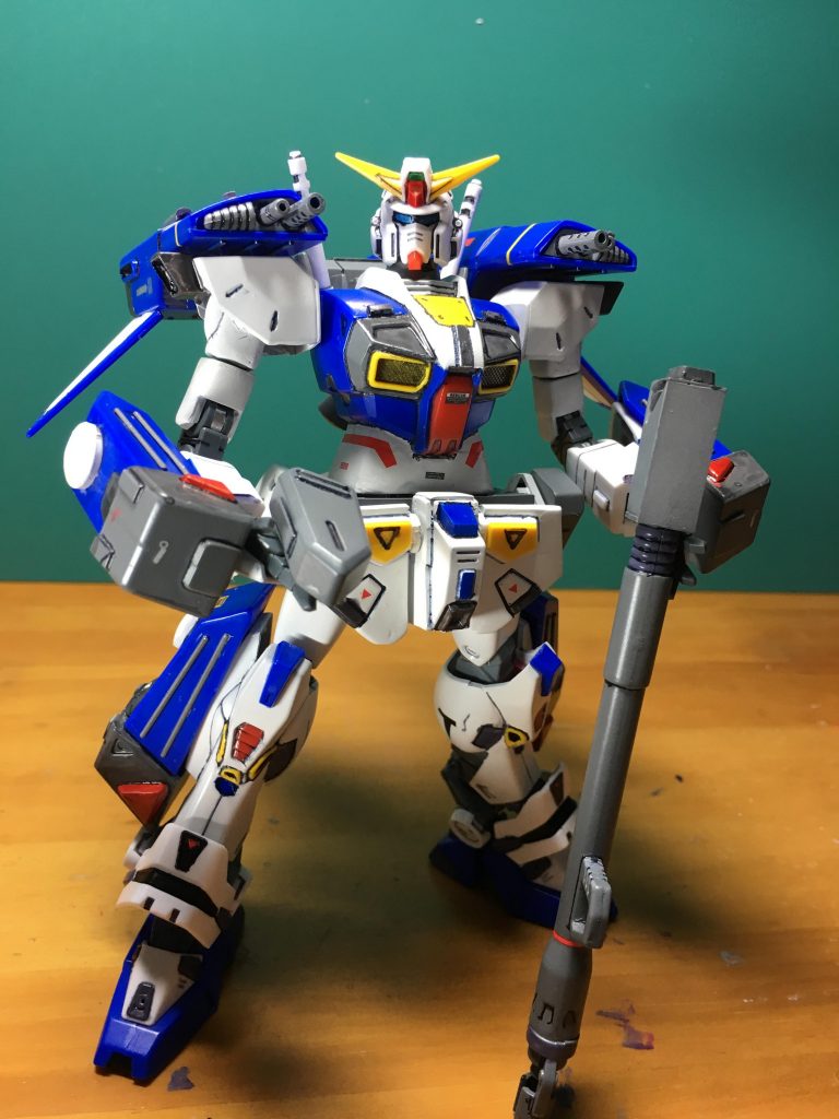 　今回、初めての磁石工作に取り組みました。詳しくはのちほど解説しますが、ビームバズーカ後部に固定されているマガジンを、腰に装着する予備マガジンと換装できるようにしました。