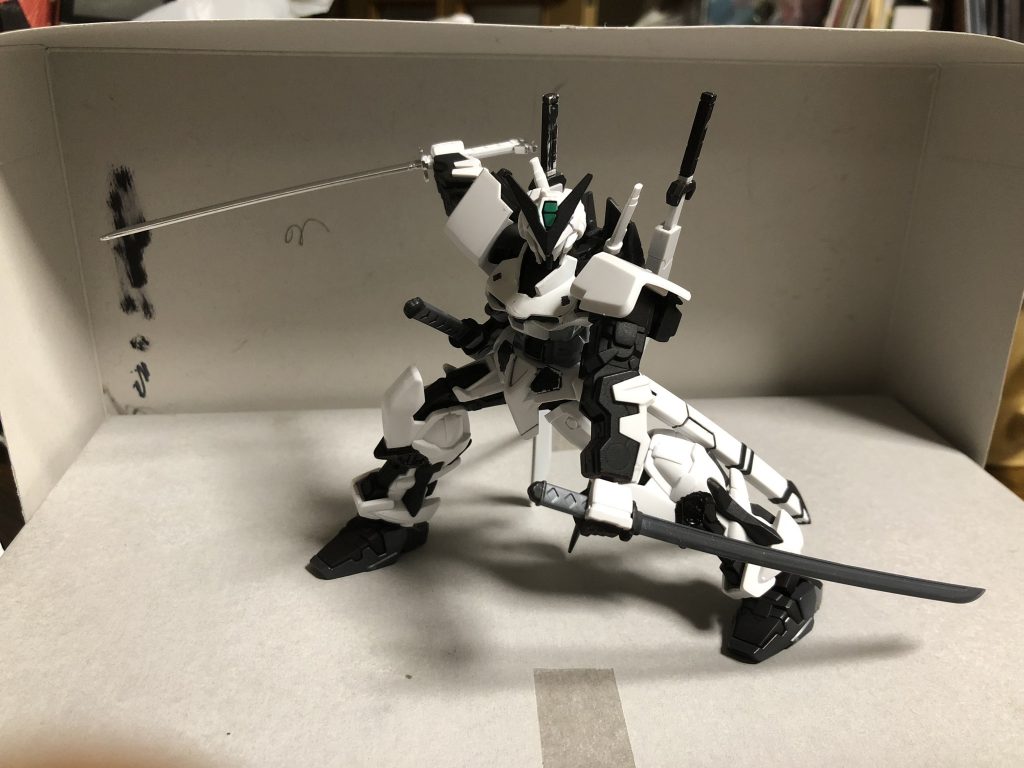 右手:シャドウ ガーベラ
宇宙一のジャンク屋に拵えた菊一文字の兄弟刀
レアメタル製で真打には劣るが超硬度の金属さえも断ち切れる
左手:対ビーム兵装打刀-星鋼-
特殊軽合金を精錬し、対ビームコーティングを施した特製剣
ビーム弾を斬る事が出来る