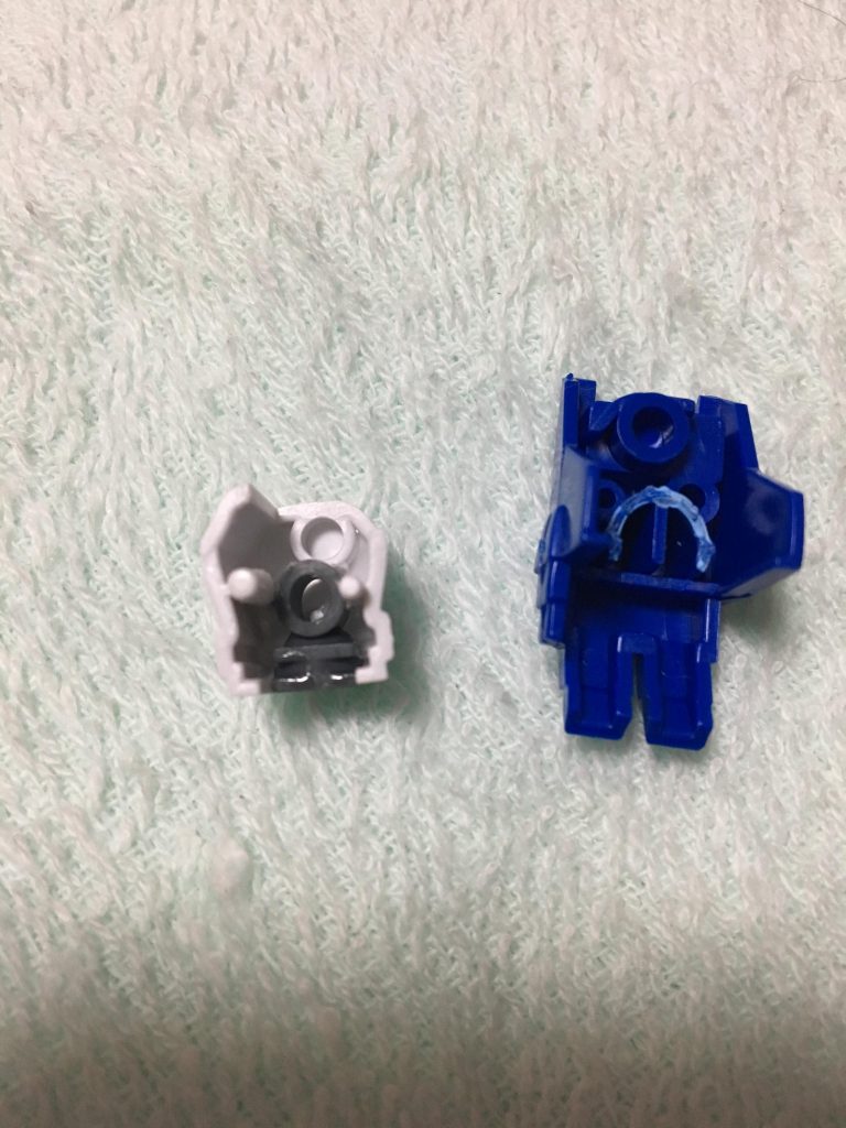 まずこのキット、手首が個性的過ぎるのが欠点だと思っていたので HGFCからポリ受けを持ってきて接着しました。ブルー側中身を少し切るだけでピッタリいけます