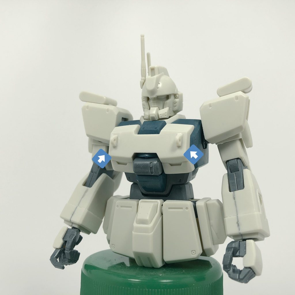 胸のディテールは中央に寄せました。あとは合わせ目消しと表面処理を行いました。