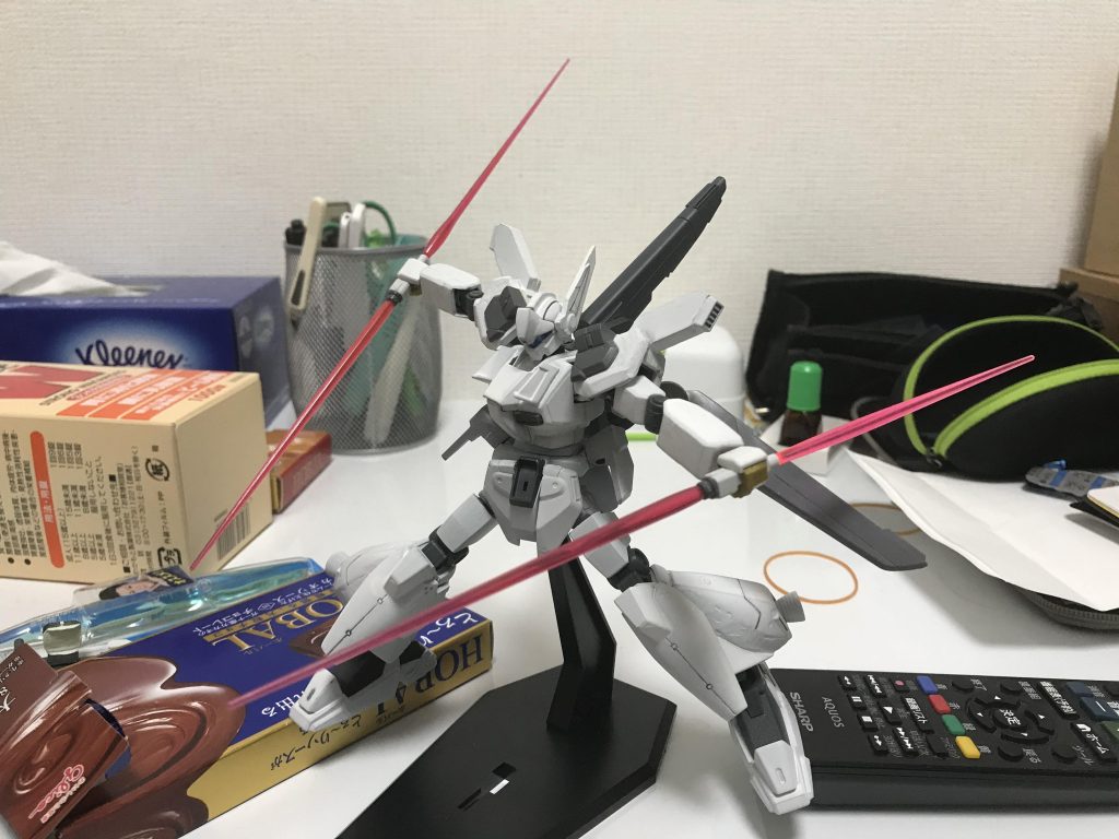 シールドを捨てて二刀流。若干ZZのポーズを意識しました。