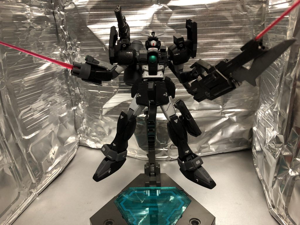 必殺武器 レールガンランス
レールガンの伸縮ギミックを用いた刺突武器。
レールガンとして使える他、ランス、ビームサーベル発振などができる。
原型機の欠点を補っているため、決して近接戦闘は不得手ではない。
しかし隻腕のためレールガンの保持が難しくなっている。バックパックとアームで直結してはいるが、安定性に欠けるようだ。


というわけで以上がレオパルド・ア・ヴェンジの設定です！
実際は全パーツ違うガンプラのために自分が奪ったのは内緒。
それでも色々と使えそうなパーツを工面してなかなかいいものができたかなと。
特にギミックアームガトリングは某ファンタジーゲームの7作目に出てくる腕ガトリングのキャラみたいで気に入っているポイントです。