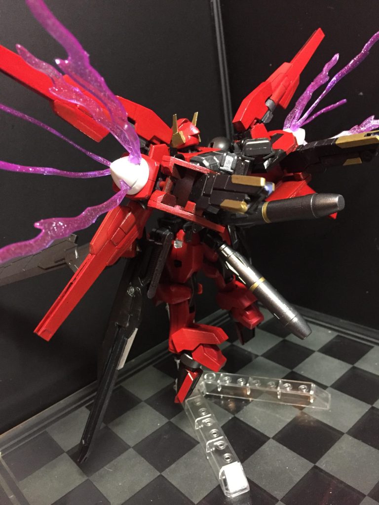 製作技術の問題か、本機ではトランザムを使用できない。
そこで編み出されたのがこの限定解放(リミテッド・トランザム)である
瞬間的にトランザムを行い、敵機に急接近して斬撃を叩き込む