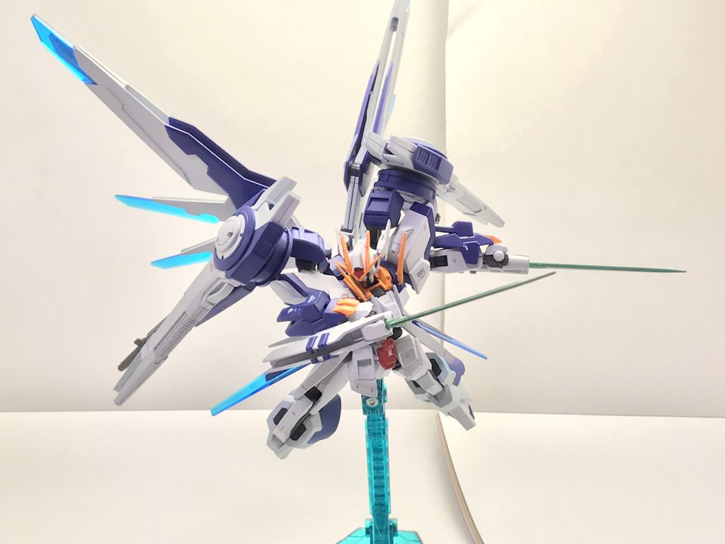 GNブレードエッジ。GNブレードトンファーの中核を占める実体刃であり、展開時に斬撃、刺突といったGNソードとしての機能を発揮するだけでなく、折り畳んでいる状態でもトンファーとしての機能を発揮するマルチウェポンである。GNブレードエッジによるフィールド系武装の貫通からGNビームサーベルを発振してのコックピット破壊など、前述した機能との連携で拡張的な多様性を発揮するものの、取り回しのいい武装が全て本装備に集中している都合から、ロストした場合のリスクも相応に大きいものとなっている。