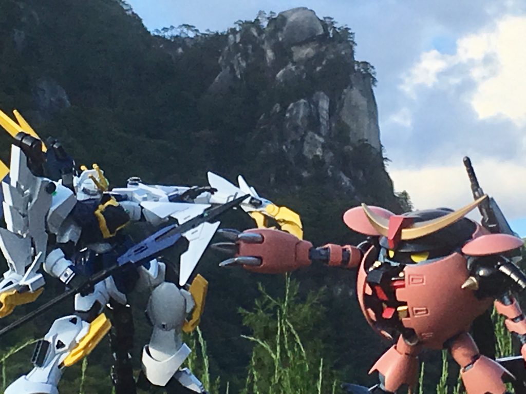 ビルダー仲間とのオフ会で山梨県の昇仙峡でガンプラを持ち寄り撮影会でのワンシーン。
背景の岩がアルトロン的にアリですね。