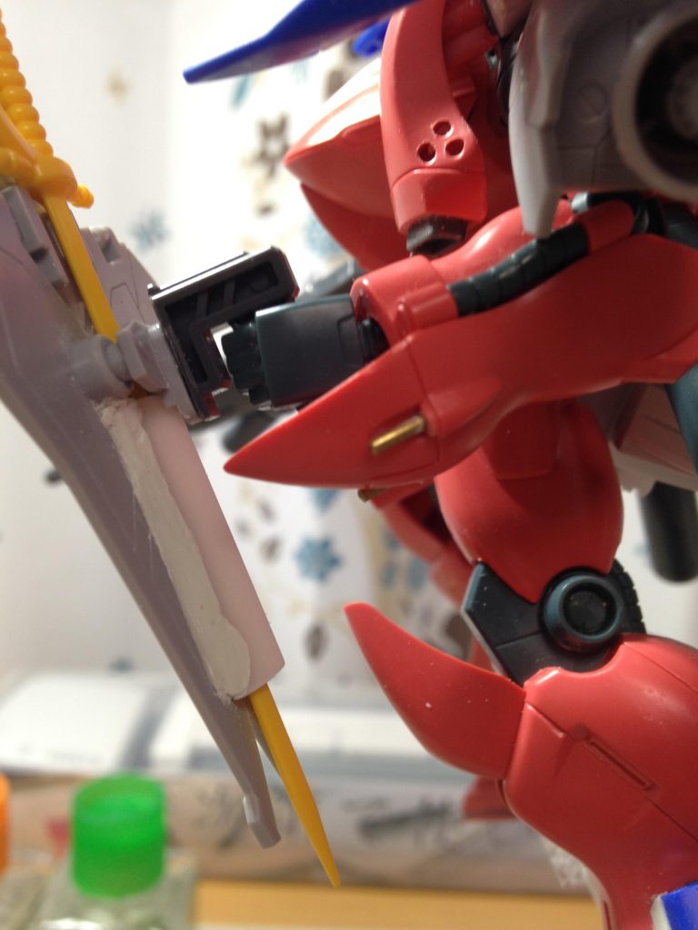 上腕部バルカンには真鍮パイプをつけ、シールドは手持ちのできるようにしています。