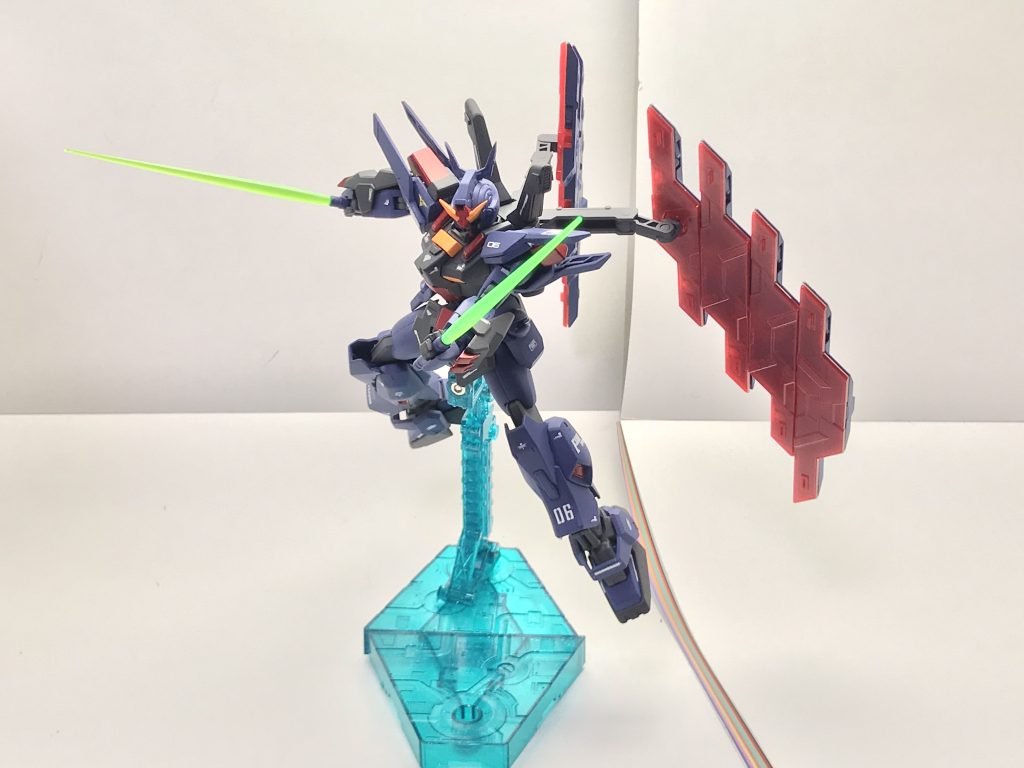 ビームサーベル。宇宙世紀80年代の標準モデルであり、90年代に差し掛かった現在では満足な装備であるとはいえないが、紛争の主立った場所が宇宙に移行したことで連邦地上軍においては装備がジムⅡのまま更新されていないという事情から広く流通しているため、闇市場での調達が容易であったことから採用された。懸架する腰部装甲は新造品だが、装甲材質はジム・クゥエルに準じている。