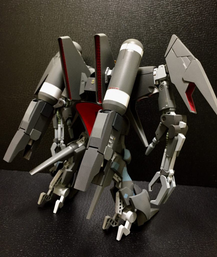 背面写真

このキットはやはりバーニアが多いのでメカメカしいところが目立ってカッコいいでね〜