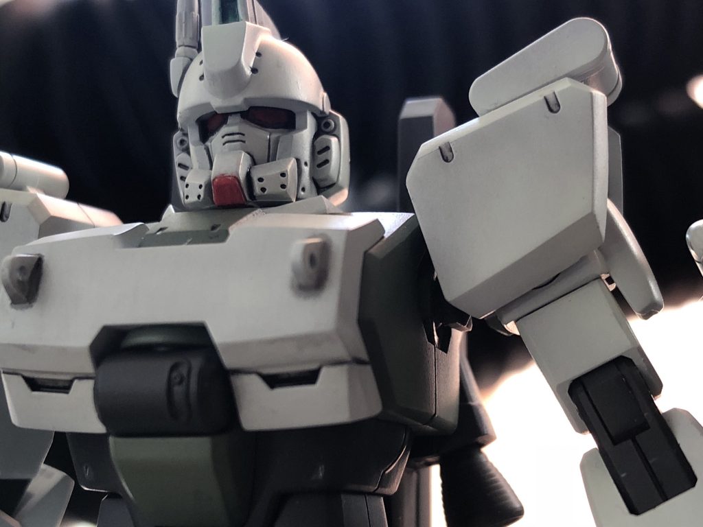 フェイス、メインカメラについては、アクリル塗料を使って筆で塗り分けました。