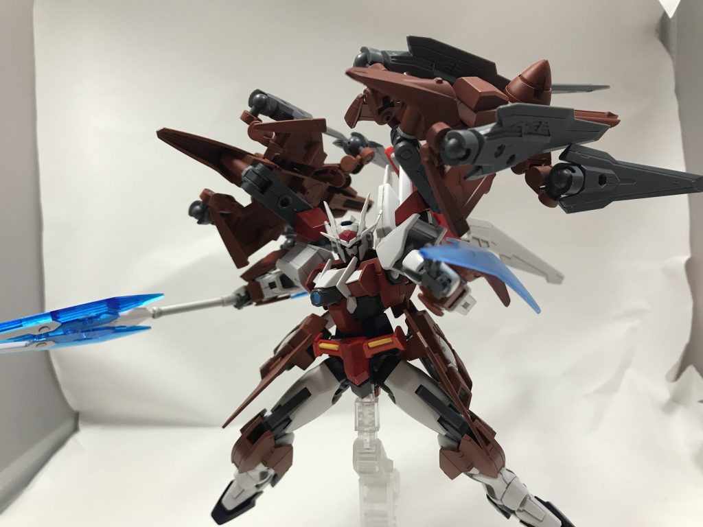 ポージングですが、両肩のバインダーはダブルオーのパーツを使って取り付けているので腕の可動域も標準的には確保しています。