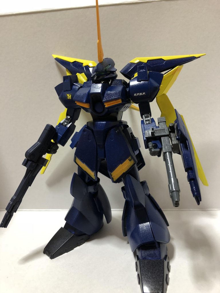 まずは正面から。今回初めてデカールを使ってみました。普段使い慣れないですがあるだけでかなりデザインが違ってくるのでワンポイントのおしゃれってすごいんだなと思いました
ちなみに腕はブルーディスティニーのものを使っています