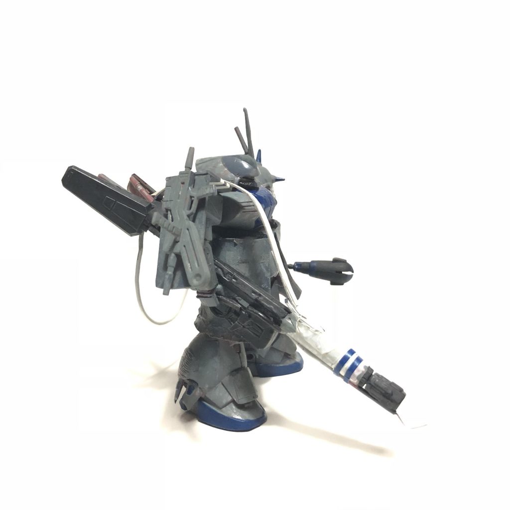 よこ
 
火炎放射器っぽい物を担いでます。
 
なんか長いのってイイですよね。
 
左手にはシュッルムファウスト的な物を持ってます。