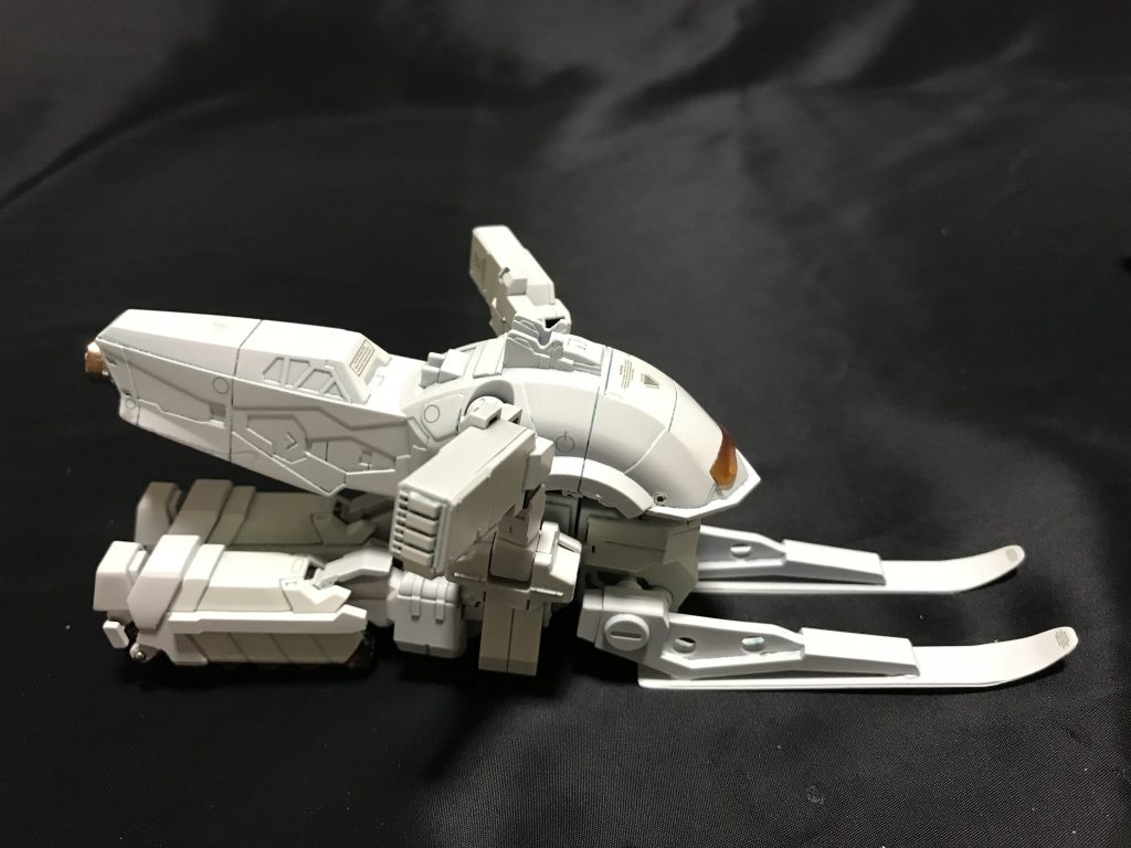 ハンドルやミラーを思わせる様に腕を上げてます。
指が無いロトにはお飾りのデザインなので実際に使うなら手を前面に向けてミサイルポッドとして使用する。のかな…。