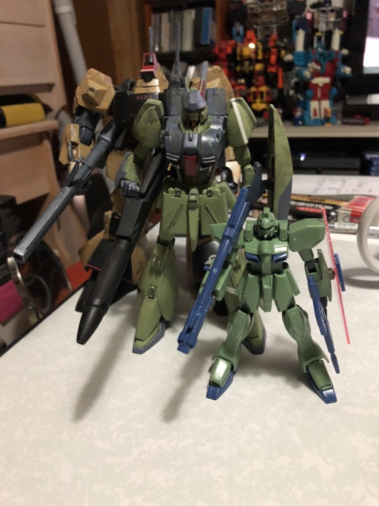 塗装前に1/144リ・ガズィと…
 
ホント小さい。