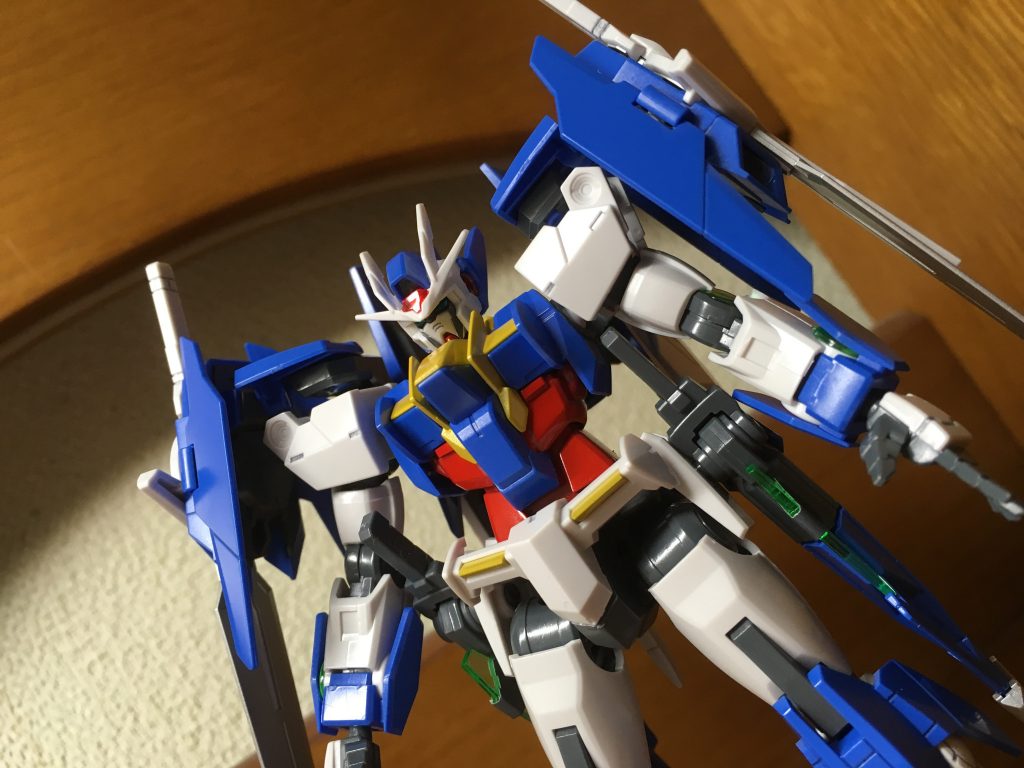 地味ですがボディのカラーパターンを変えています。あと頭のクリアパーツは全てレッドを使っています。