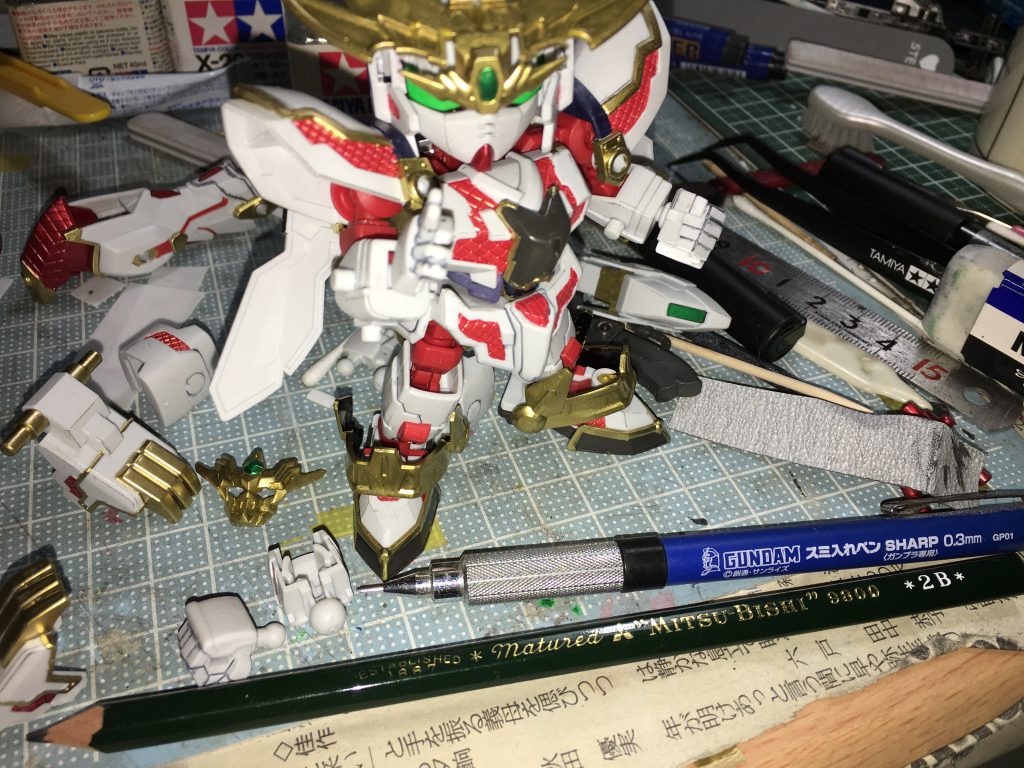 2B鉛筆にて陰影付けと
シャーペン、ガンダムマーカースミ入れペンで
スミ入れを施しました。