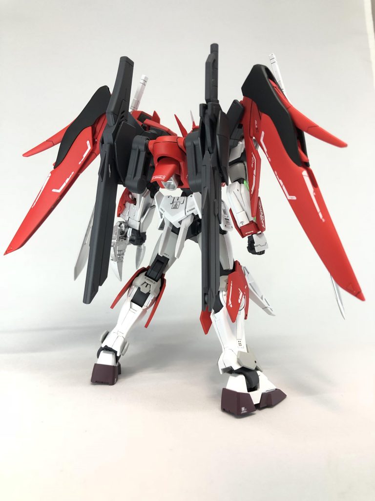 あまりの速度ゆえ、非常にピーキーな操作性となっている。「高速で敵に迫り、一瞬で切り裂く」ことをコンセプトとしているため、実体盾を持たず射撃武器は少ない。
その姿、戦場を荒らす正に悪魔の如き。