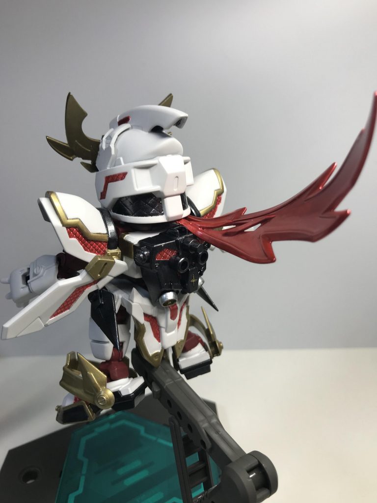 後ろです。
ビームマフラーは躍動感を出すために、ドライヤーで温めて曲げました。
取り付け用のピンを切断してしまったので、頭と胴体でいい感じに挟んでます。
動かして遊ばないだろうからこのままでいいかな笑