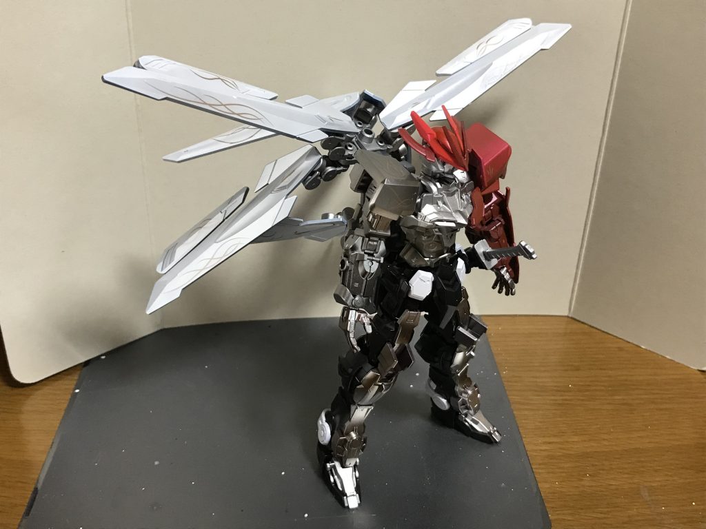 白砂ノ羽衣 飛翔ノ型 隼 
最も効率的に戦闘が可能な型
特別な武器はなくただ繊細な動作が可能なだけな機体なので闘いに勝てるかどうかはパイロット次第