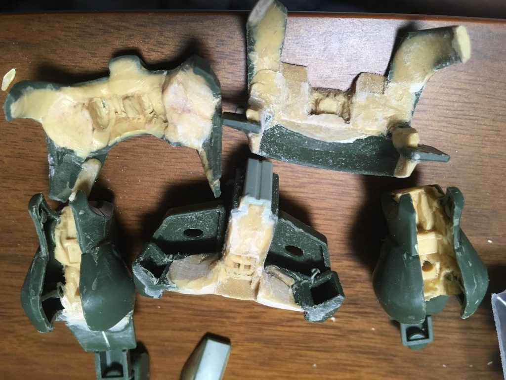 今回は外装のピンをほぼくり抜いて、エポパテで接合部を調整しています。