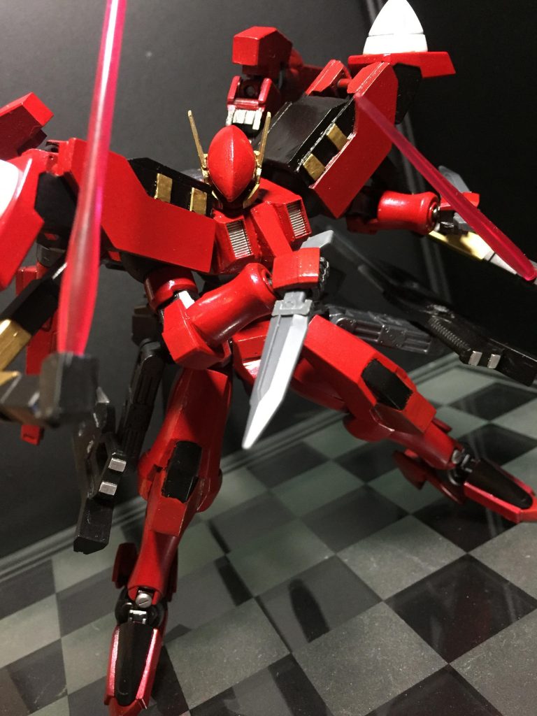 ダガー及びビームサーベル
ダガーは通常は腰にマウントされており、主に投擲などの牽制に使用される
ビームサーベルは肩装甲の一部が展開する、奇襲性の高い装備となっている