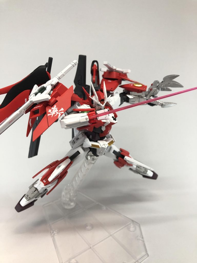 【右前腕ビームサーベル】
隠し武装。不意打ちに使用する。接近戦が多い本機の戦闘において、非常に使用頻度が高い。
手に武器を持ったまま使用可能。