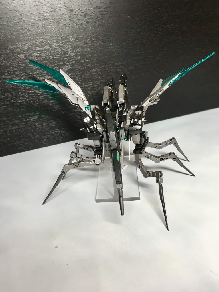 MA形態
フェニックスモードに手を加え別性能を向上させた本機オリジナルのMA形態
最高速度より旋回性能を向上させており、まるで羽虫のように空中を自在に飛行できる
これにより本体直結式になったライフルの高火力を効率良く目標に放つ事が可能になった