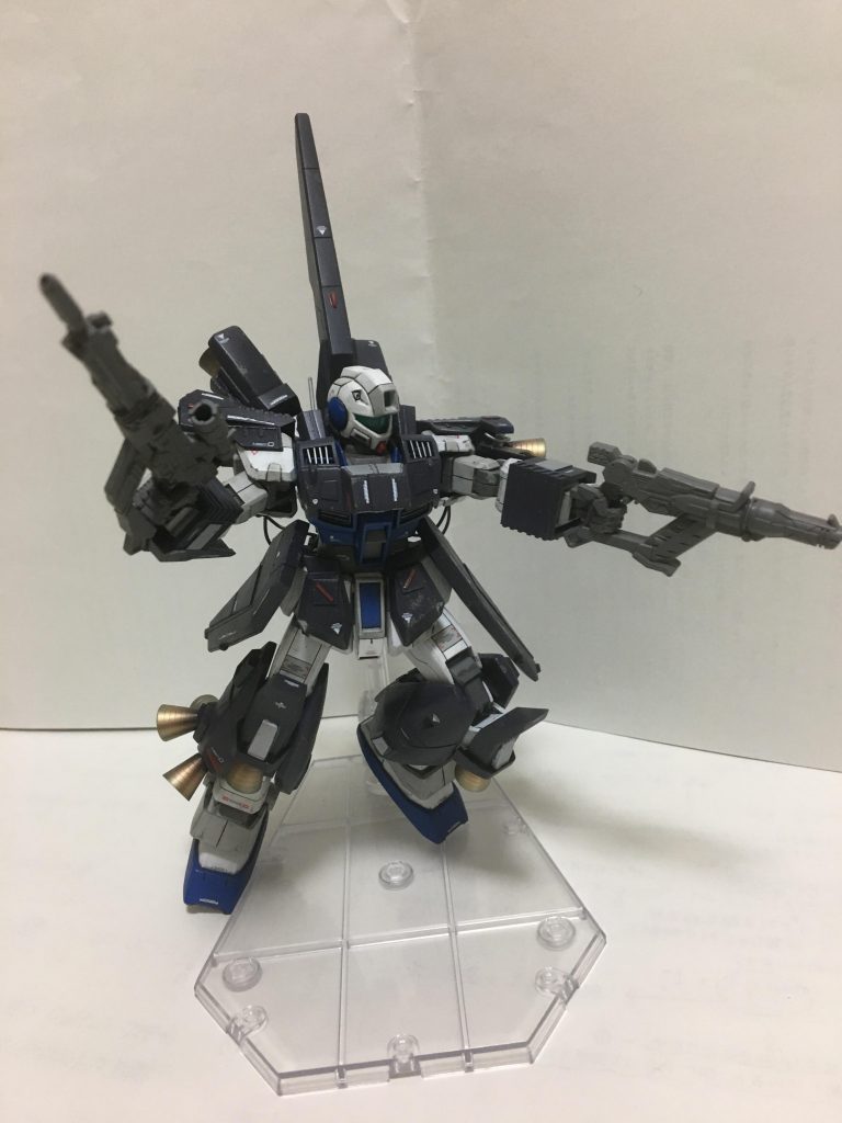 基本装備はビームライフルとグレネードランチャーの二丁拳銃です。