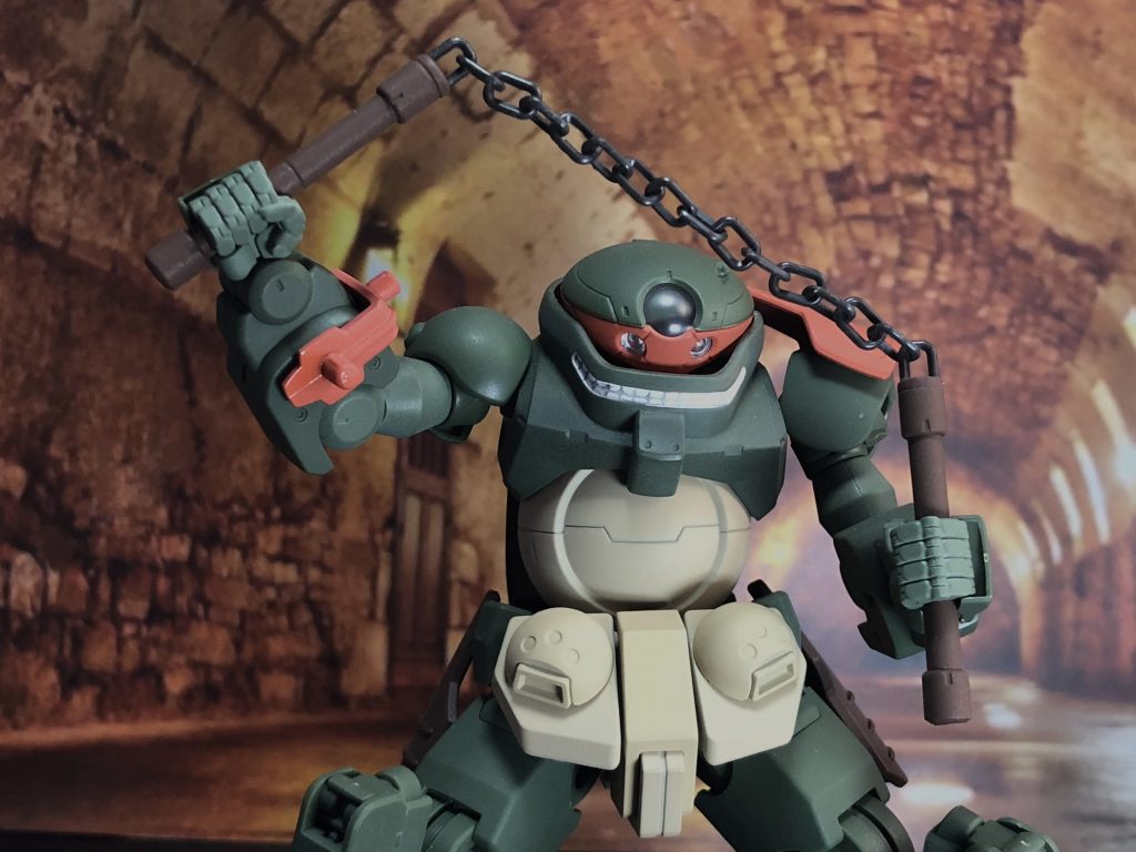 グリモア・ミケランジェロ。一番レッドベレー成分が強く、武器もヌンチャクなんてなかったのでサーベルの柄とオプションパーツの鎖を組み合わせて自作してます。カワバンガ!