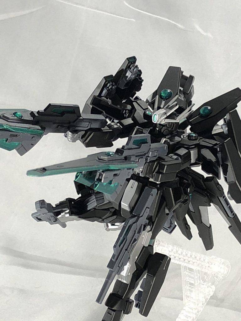 GNアサルトサイドブレードガン。大型の剣に下部にはGNビームピストルⅡを付けています。
剣の先端にもビーム口があるので収束、分散のビームを撃ち分けれます。