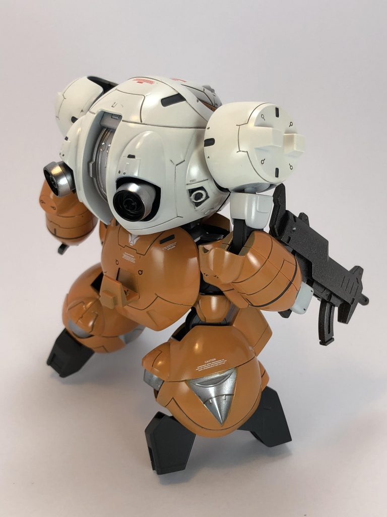 両腕がオレンジなのは塗り間違えたからなんですが、意外と悪くない気がしてそのままにしています。
次に作る時は、ちゃんと白にしよう笑