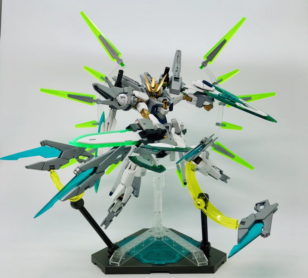 アスカロンフォームで戦闘宙域に突入、ファンネルを展開し、敵機を切り刻みます。
メイン武装はハイパードッズライフルとGNソードIIIを組み合わせたGNドッズカリバー
通常形態のランスモード、順手持ちにしたソードモード、刃を折りたたんだライフルモードの3形態で使用可能です。
シグルコンバインシールドはビームシールドの展開やクローの射出が可能であり、これ一つで斬撃、射撃、捕獲、防御の4用途に使用できます。