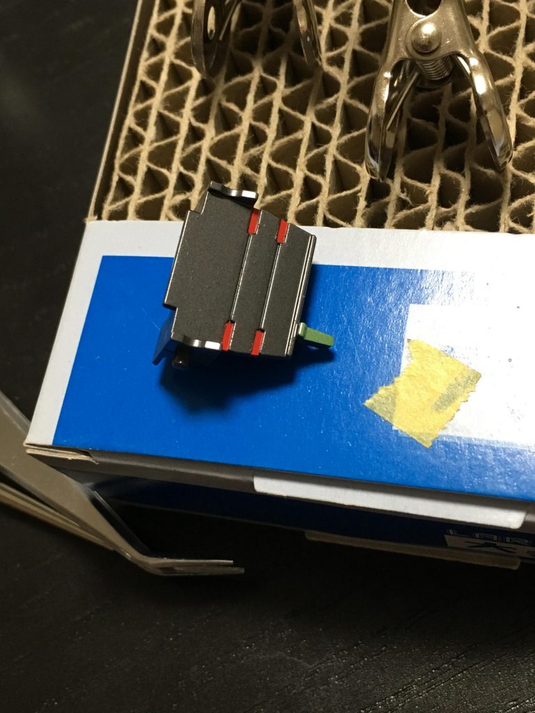 この手のパーツ、マニピュレータやビームライフルの塗り分け。
形状的にもその方が塗り分けが楽な上キッチリした境目にできると思い、下地は赤にしています。