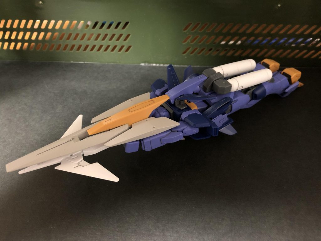 G装備の戦闘機形態。空力防盾を機首とする事で大気圏内における機動性や航続時間の向上が見られる反面、射撃戦においては腰のビーム砲に頼らざるを得ないため対空対の撃ち合いでは仮想敵であるムラサメに一歩届かないのではないかと言う意見も見られる。