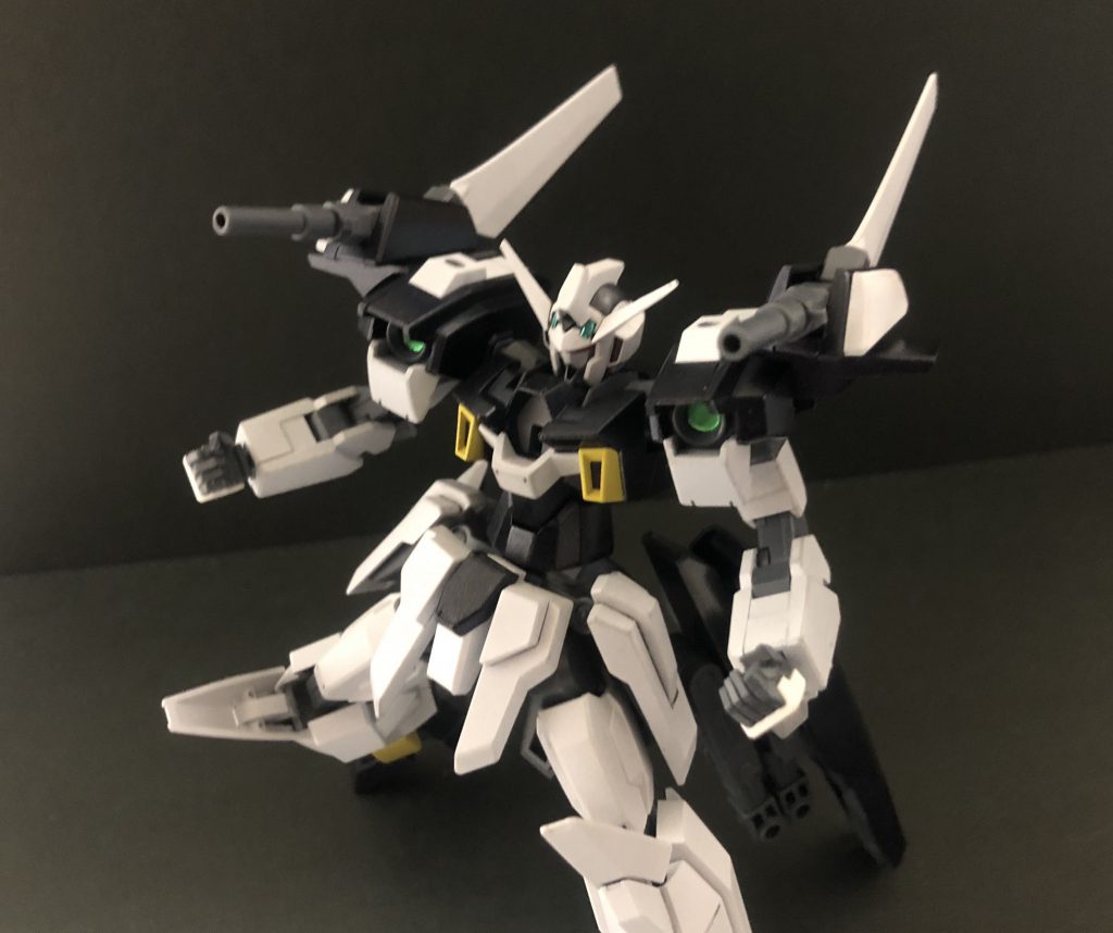 ーーーーーーーーーーーーーーーーーーーーーー
*◆ショートライフル*
*両肩に配置された小型ライフル。*
*銃口を前方に向け、ウイングを後方へ倒す形で展開する。*
*遠距離戦闘において敵機を撃破するほどの威力はないが、近接戦闘においては十分な効果を発揮する。*
ーーーーーーーーーーーーーーーーーーーーーー
肩の装備はある意味AGE-2の特徴ともいえる部分だと思っているので、何を装備させるべきか悩みました。
最終的には次世代機のAGE-3に寄せながら、ダブルバレットの意匠も残すようなものにしたいと考え、ウイングとライフルを兼ね備えた装備となりました。