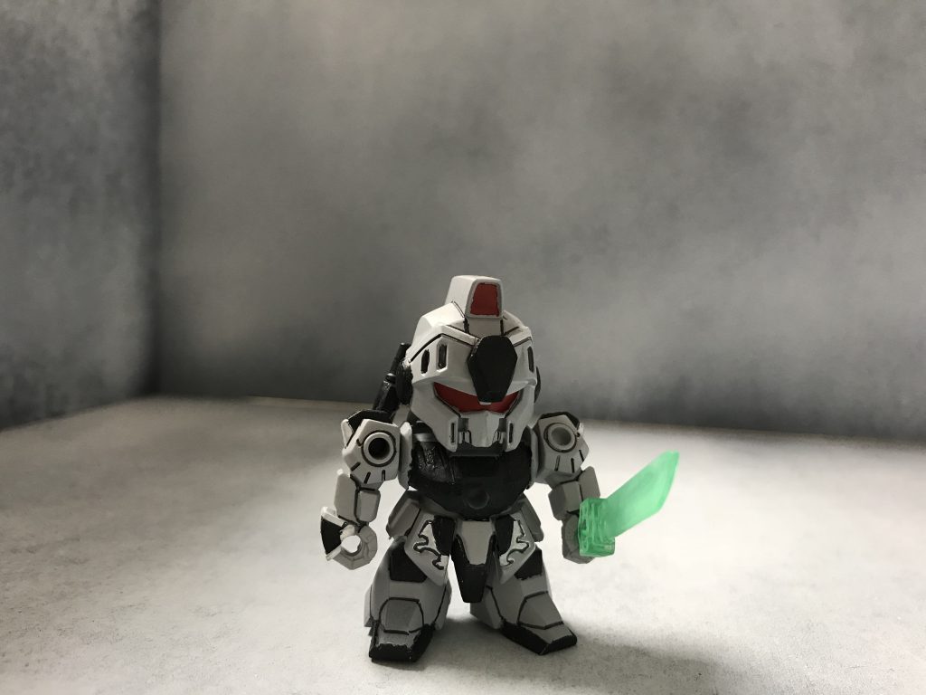 一号機の近接型・ストライカー
武装はエナジーソードとビームハンドガン
です。
エナジーソードはガシャプラの武器をお湯まるで型を取りUVレジンで作りました。