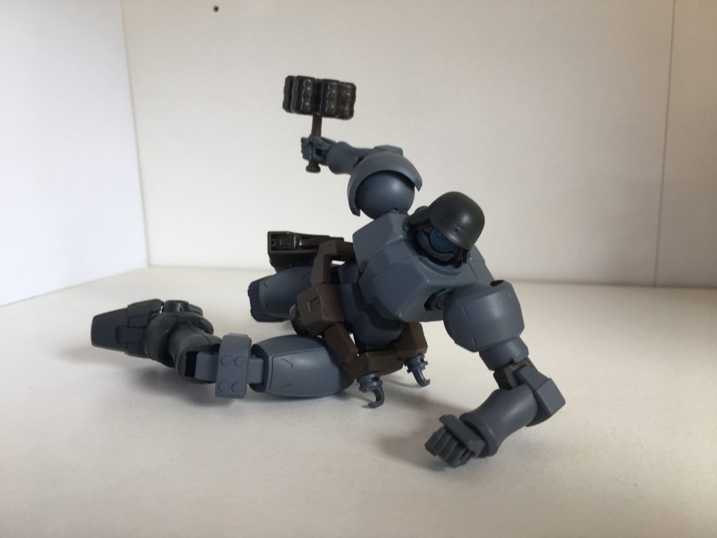 メイン武装はビームピストルとビームサブマシンガン他通常手榴弾と集束手榴弾