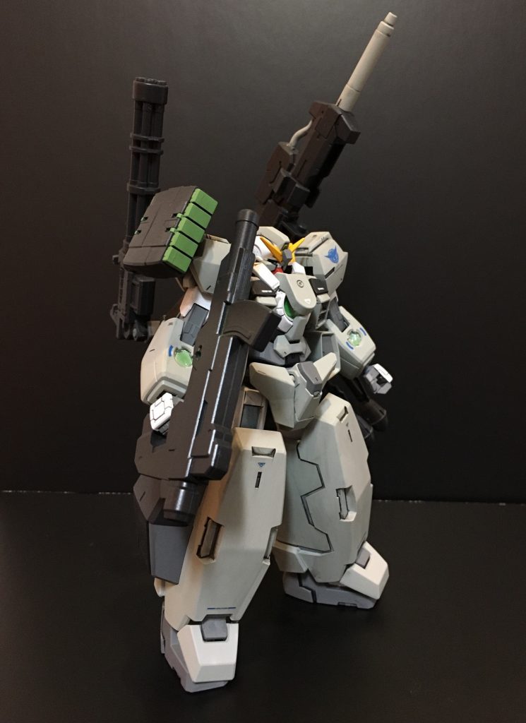 追加武装として右肩にミサイルポッド&ガトリングガンを装備