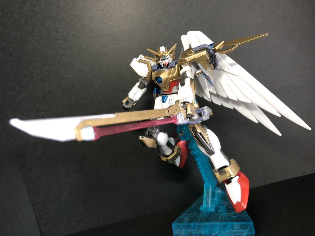 光鏡剣エペ・ミロワール!
対ビーム防御・反射システム「ヤタノカガミ」と近似のシステムが組み込まれており、ビーム兵器を防ぐ盾としても使える!機体本体もPS装甲が使用されており、大抵の実弾を防ぐ!つまり射撃を気にせず突撃が可能!