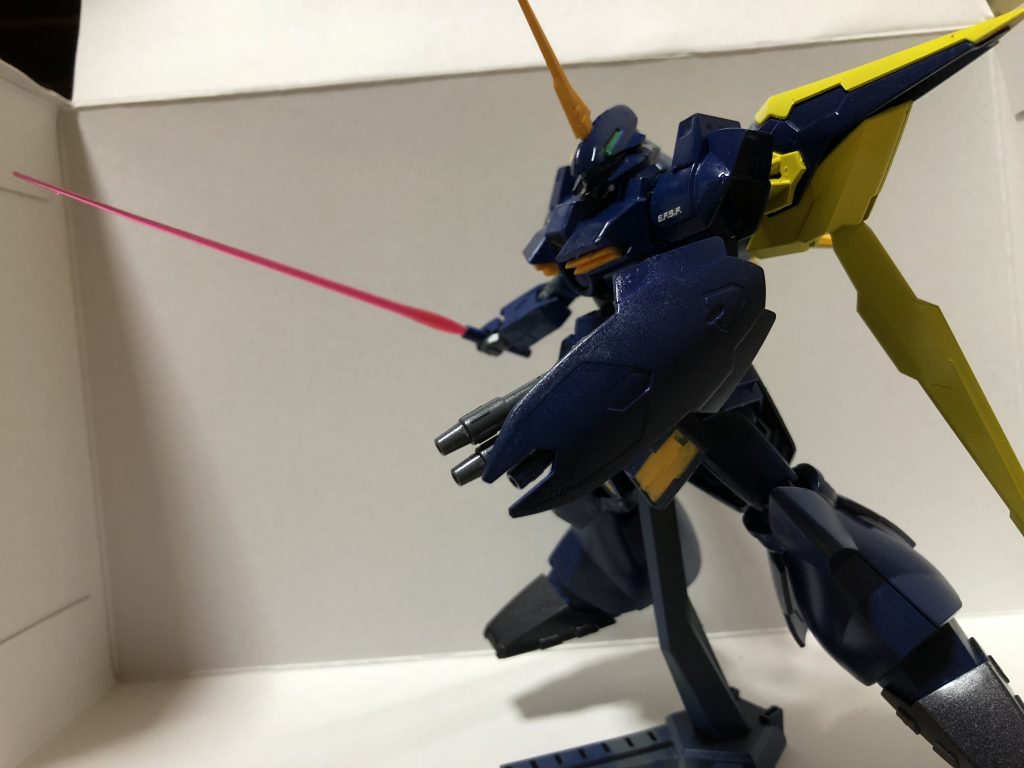 ビームサーベルで行く!という図
肩をノーマルのガルバルディβのものにしているのでビームサーベルも抜刀して使用可能です。