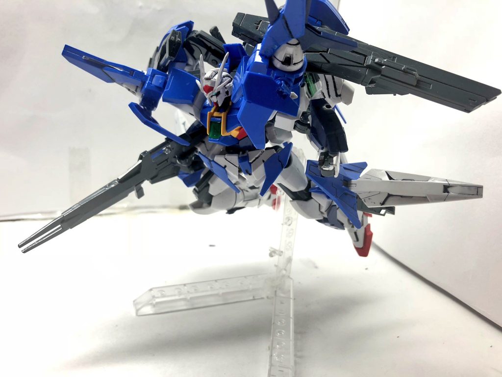 脚部に装備されたダイバーエースの大型スラスターは、増えた機体重量によって損なわれるであろう機動力の補助、フルバースト時の困難な姿勢制御などに役立っている。