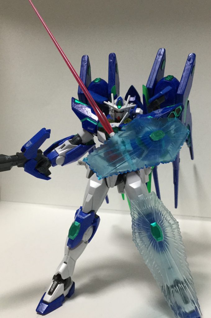 ストライクフリーダムから受け継いだ武装として、両腰にマウントしているビームサーベルと、両腕・両脚にあるビームシールド、ウイングの辺りにあるビーム砲のカリドゥスがあります。
レールガンやドラグーンについては、ベースとなるダブルオークアンタが近接戦主体で対話の為の機体であることから、武装の追加は少しで良いと思って、それらをオミットしました。