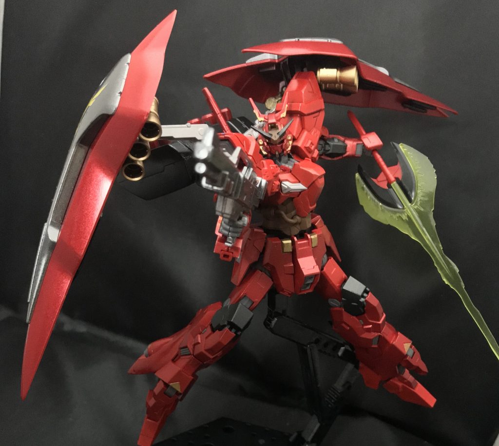 シールド裏のバーニアはサザビーのものをボールデンアームズのジョイントで繋いでいます。
ある程度自由に動くので後ろに向けて高速移動とか…出来たら良いなぁ。