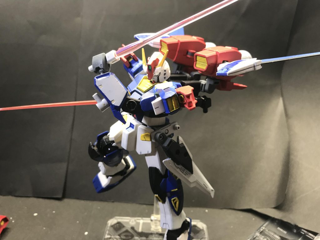 抜刀！基本的な装備も勿論備える。バックパックの関係上サーベルはホルダーごと腕部に移設される。