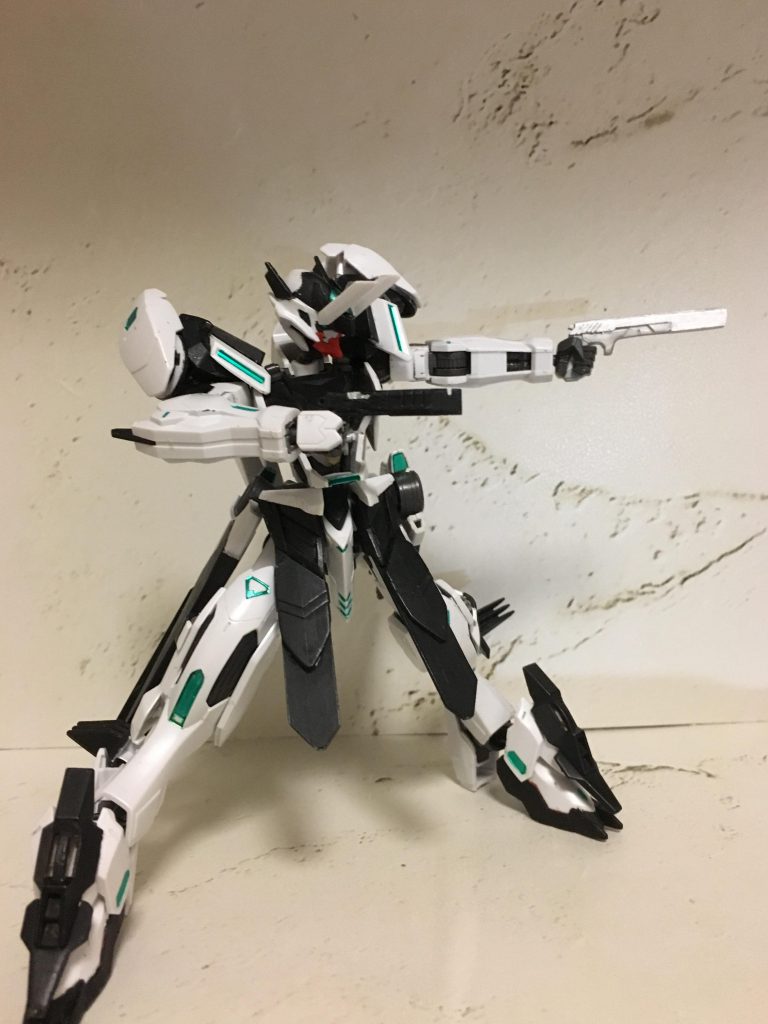 『シュバルツ&ヴァイス』
黒の小型拳銃と、大口径の白の拳銃で構成された二丁拳銃。
黒は爆裂徹甲弾を搭載。
白は貫通性を高いビーム弾を連射する。